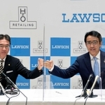 エイチ・ツー・オーリテイリングの荒木直也社長（左）とローソンの竹増貞信社長＝２４日午後、大阪市