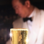 「神戸サンボア」の新谷尚人さんが作ったハイボール＝神戸市中央区加納町４（撮影・吉田敦史）
