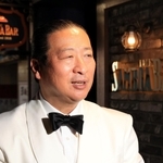 神戸三宮阪急ビルの１階にバー「神戸サンボア」を開く新谷尚人さん＝神戸市中央区加納町４（撮影・吉田敦史）