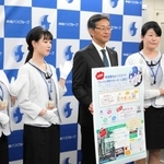 フレイル予防の活動をＰＲする神姫バスの長尾真社長（中央）とバスガイドたち＝姫路市西駅前町