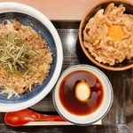 神戸牛旨辛つけうどん（左）と神戸牛焼肉丼＝東京都渋谷区、丸亀製麺テストキッチン