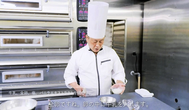 お菓子を作りながら手順やコツを解説する人気パティシエ小山進さんの動画（フェリシモ提供）