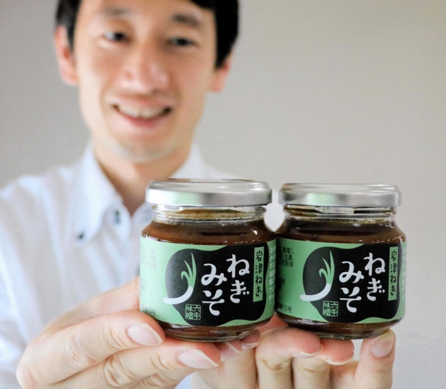 新発売したおかず味噌シリーズ「岩津ねぎみそ」＝芦屋市楠町、六甲味噌製造所