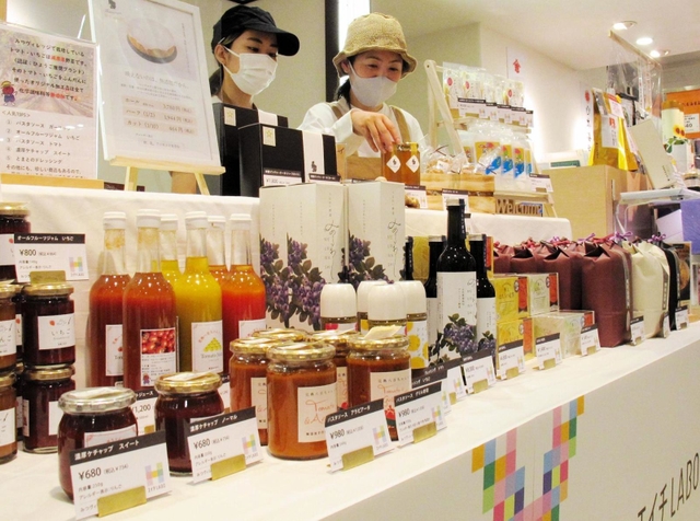 健康をテーマに、無農薬などで育てた食材を使った加工食品などが並ぶ＝神戸市中央区、大丸神戸店