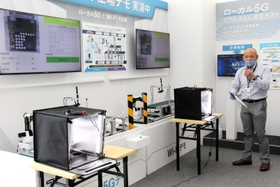 ローカル５Ｇを使った模擬設備の実演＝神戸市須磨区行平町３、県立工業技術センター