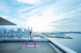 海を臨みながらの「灯台ヨガ」（神戸メリケンパークオリエンタルホテル提供）