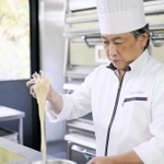 お菓子を作りながら手順やコツを解説する人気パティシエ小山進さんの動画（フェリシモ提供）