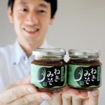 新発売したおかず味噌シリーズ「岩津ねぎみそ」＝芦屋市楠町、六甲味噌製造所