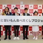 米食の魅力をＰＲした神明ホールディングスの藤尾益雄社長（右から３人目）と、吉本興業の人気お笑い芸人ら＝大阪市中央区難波千日前（同社提供）