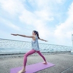 海を臨みながらの「灯台ヨガ」（神戸メリケンパークオリエンタルホテル提供）