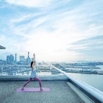 海を臨みながらの「灯台ヨガ」（神戸メリケンパークオリエンタルホテル提供）