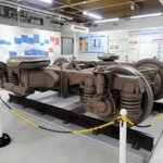 博多総合車両所内に設置された新幹線台車の原寸大模型（ＪＲ西日本提供）