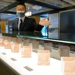 神戸ビーフの霜降り度合いを解説するコーナー＝東京都台東区浅草２、神戸ビーフギャラリーＴＯＫＹＯ 