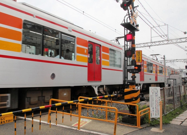 山陽電気鉄道の「飾磨車庫踏切」。監視カメラの画像からＡＩが踏切内の人を検知する＝姫路市飾磨区恵美酒