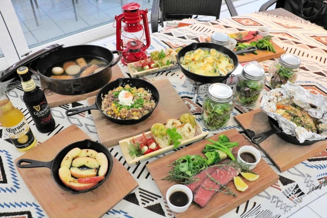 姫路城を眺めながら味わう「キャンプ飯」＝姫路市本町、ソラニワ