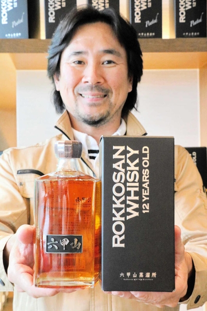 発売した「六甲山ウイスキー１２年」を手にする久岡卓司ＣＥＯ＝神戸市灘区六甲山町