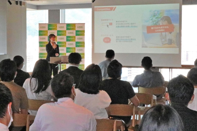 自社の事業を説明する出場者（奥）＝神戸市中央区加納町４、アンカー神戸