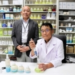 空間除菌剤を開発したＣＬＯ２Ｌａｂの安部幸治社長（右）と販売支援を行うＷＩＮ・ＴＥＣの濱本洋一社長＝西宮市松生町供）
