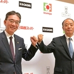拳を付き合わせて記念撮影に臨む（左から）エイチ・ツー・オー・リテイリング株式会社の荒木直也代表取締役社長、関西スーパーマーケットの福谷耕治代表取締役社長＝３１日午後、大阪市北区（撮影・秋山亮太）