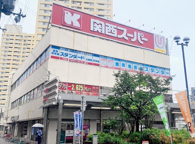 オーケーが買収意向を示した関西スーパーマーケットの店舗が入るビル＝３日午前、神戸市兵庫区羽坂通４（撮影・赤松沙和）