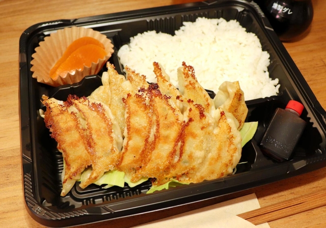 小麦粉の皮の焼き餃子とご飯が入った弁当も＝尼崎市若王寺２