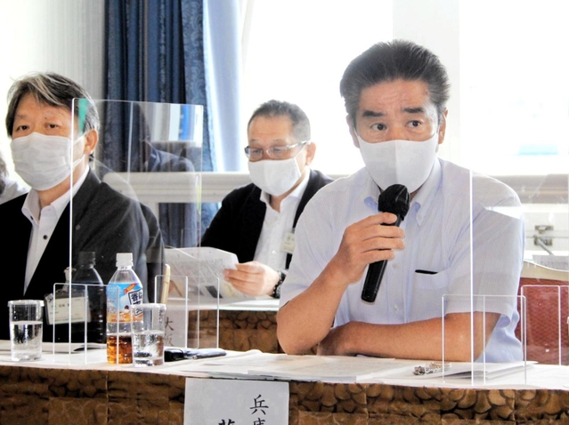 記者会見で調査結果を説明する兵庫県中小企業家同友会の藤岡義己代表理事（右）＝大阪市内