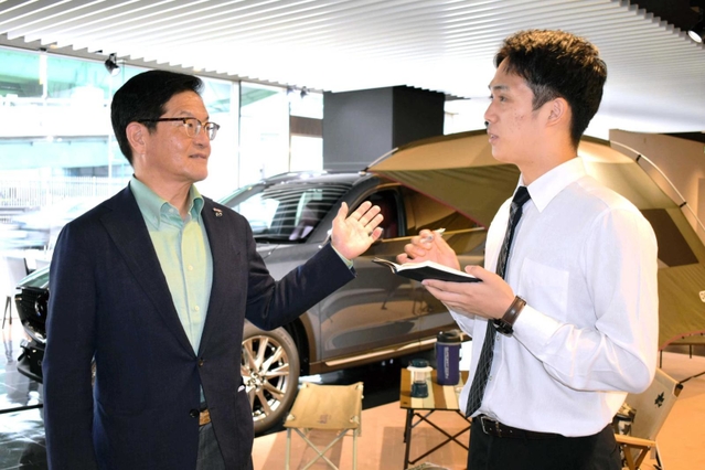 神戸マツダの橋本覚社長を訪ねた神戸大３年の畑山秀人さん＝神戸市兵庫区東柳原町