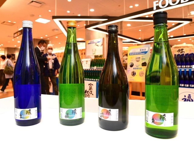 ２２日に販売が始まった「地エネの酒　環」＝神戸阪急（撮影・坂井萌香）