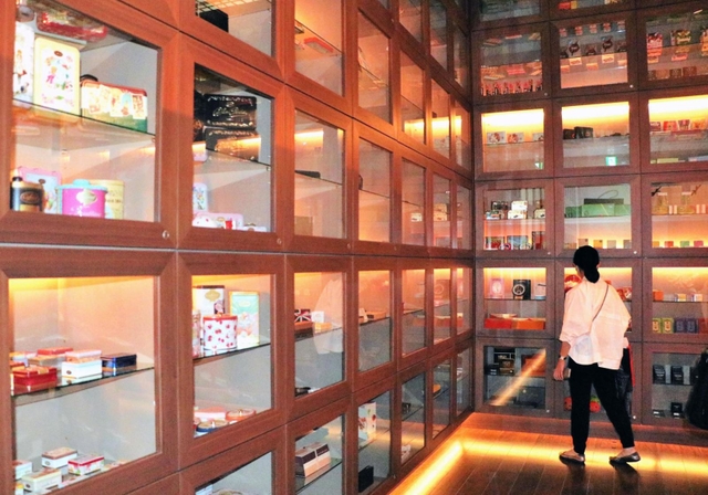 世界各国のチョコレートのパッケージがずらり＝神戸市中央区新港町、フェリシモ　チョコレートミュージアム