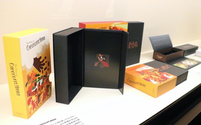 「パティシエ　エス　コヤマ」のパッケージが並ぶ常設展＝神戸市中央区新港町、フェリシモ　チョコレートミュージアム