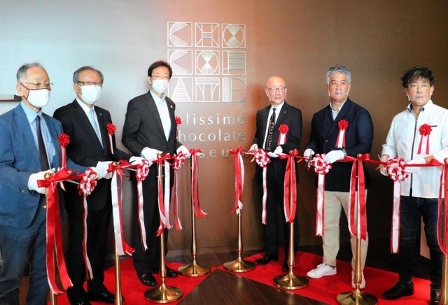 フェリシモの矢崎和彦社長（右から３人目）らがセレモニーに臨んだ＝神戸市中央区新港町、フェリシモ　チョコレートミュージアム