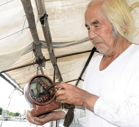 １０万個規模の卵を産んだマダコが入るツボを持つ漁師の中村保博さん。「タコが増えてほしい」と願い、海に返すという＝明石市二見町東二見