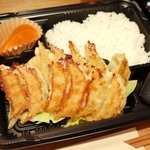 小麦粉の皮の焼き餃子とご飯が入った弁当も＝尼崎市若王寺２