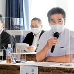 記者会見で調査結果を説明する兵庫県中小企業家同友会の藤岡義己代表理事（右）＝大阪市内