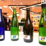 ２２日に販売が始まった「地エネの酒　環」＝神戸阪急（撮影・坂井萌香）