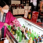 家飲み向けの新商品を発売した灘菊酒造。「初心者にも楽しんでほしい」と杜氏の川石光佐さん＝姫路市手柄１