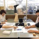 オリジナル靴下について打ち合わせをする田中繊維の田中一成常務（右手前）とシード・ワン・スタイルのメンバー（左側）ら＝加古川市西神吉町
