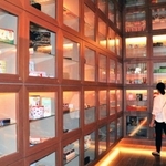 世界各国のチョコレートのパッケージがずらり＝神戸市中央区新港町、フェリシモ　チョコレートミュージアム