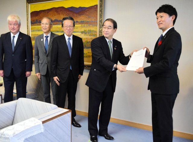 斎藤知事（右端）に要望書を手渡す家次会頭（右から２人目）と３人の副会頭＝県庁