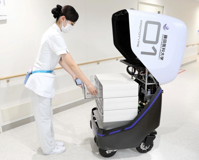 第１段階で使用する搬送ロボット。後方の荷台に患者の検体を積み込む（川崎重工業提供）