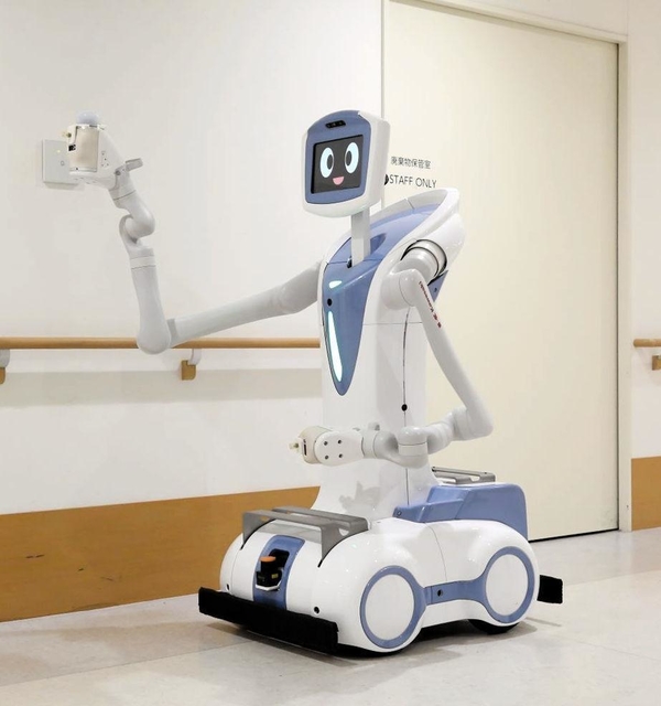 エレベーターのボタンを押すなどの操作が可能なアーム付きロボット（川崎重工業提供）