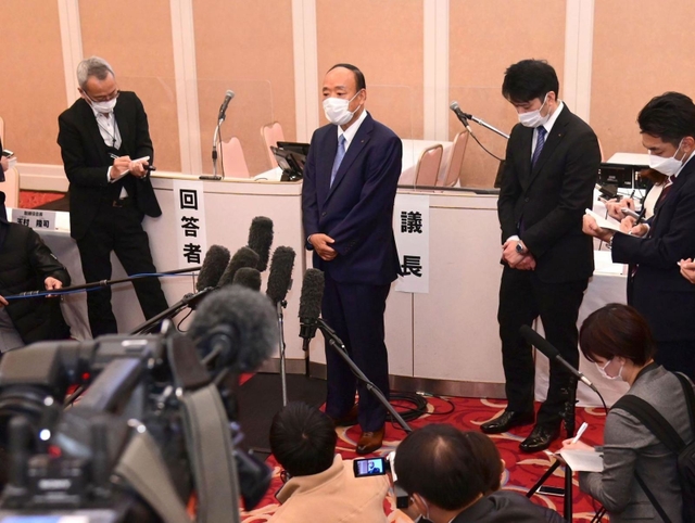 臨時株主総会の終了後、報道陣の取材に応じる関西スーパーマーケットの福谷耕治社長（中央）ら＝２９日午後、伊丹市中央６、伊丹シティホテル（撮影・坂井萌香）