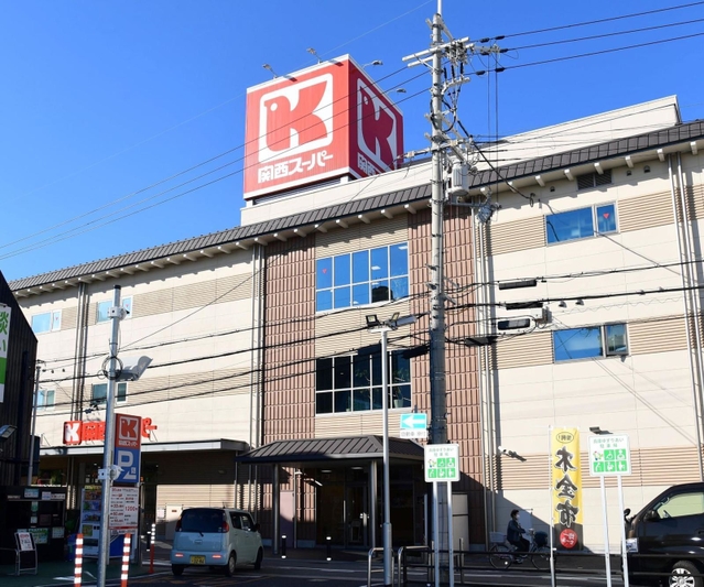 臨時株主総会でＯリテイリンググループとの経営統合案を可決した関西スーパーマーケットの本社。左側は中央店＝伊丹市中央５（撮影・坂井萌香）