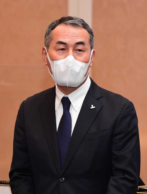 臨時株主総会後、取材に応じるＨ２Ｏリテイリングの林克弘副社長＝２９日午後、伊丹市中央６、伊丹シティホテル（撮影・坂井萌香）