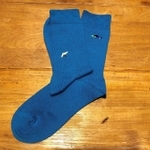 高御位山とグライダーを刺しゅうした靴下＝大阪市北区梅田３