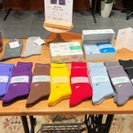 全１０色の靴下＝大阪市北区梅田３