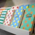 形やデザインを工夫したメモ帳＝尼崎市南初島町