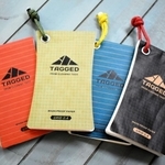 アウトドア向けにデザインを改良した新商品のサンプル＝尼崎市南初島町