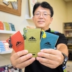 アウトドア用に改良を重ねた新商品を手にする共生社の槙野雅央社長＝尼崎市南初島町