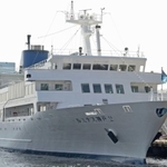 レストランクルーズ船「ルミナス神戸２」＝２０２０年３月、神戸市中央区波止場町